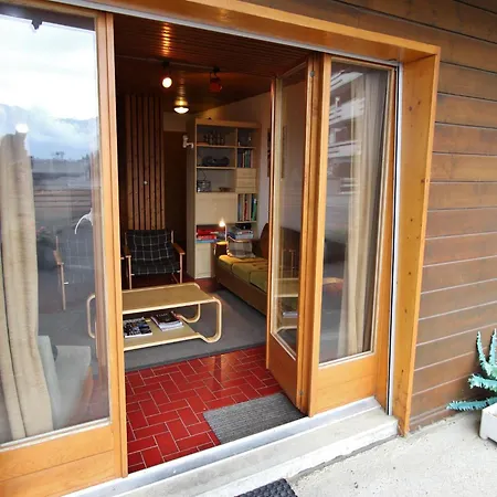 아파트 In By Lift